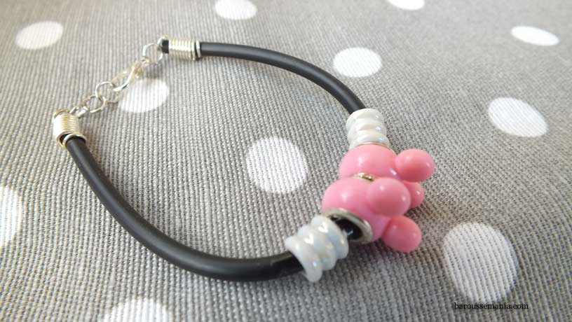 Bracelet fil souple noir perle oreille mickey rose